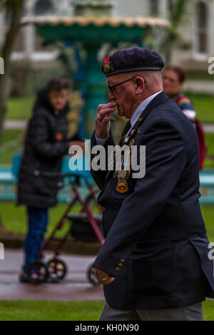 Torquay, Devon, Inghilterra, Regno Unito. Xi Nov, 2017. Il giorno dell'Armistizio 2017 presso il cenotafio in Torquay Credito: James Hodgson/Alamy Live News Foto Stock