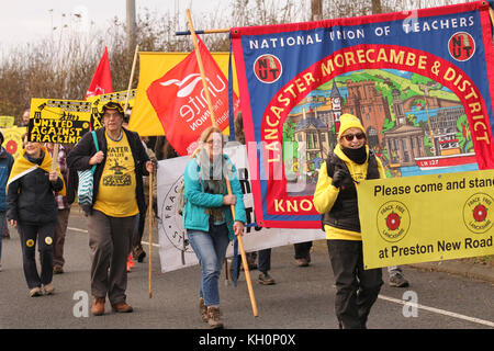 Blackpool, Lancashire, Regno Unito. Xi Nov, 2017.Fino a 200 manifestanti assemblati per Anti-Fracking Rally & marzo, a Maple Farm per una marcia di protesta per il Caudilla Fracking sperimentale sito di perforazione in Westby-con-Plumpton. Credito: MediaWorldImages/Alamy Live News Foto Stock