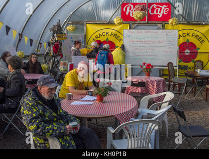 Blackpool, Lancashire, Regno Unito. Xi Nov, 2017.Fino a 200 manifestanti assemblati per Anti-Fracking Rally & marzo, a Maple Farm per una marcia di protesta per il Caudilla Fracking sperimentale sito di perforazione in Westby-con-Plumpton. Credito: MediaWorldImages/Alamy Live News Foto Stock