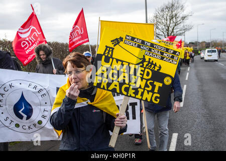 Blackpool, Lancashire, Regno Unito. Xi Nov, 2017.Fino a 200 manifestanti assemblati per Anti-Fracking Rally & marzo, a Maple Farm per una marcia di protesta per il Caudilla Fracking sperimentale sito di perforazione in Westby-con-Plumpton. Credito: MediaWorldImages/Alamy Live News Foto Stock