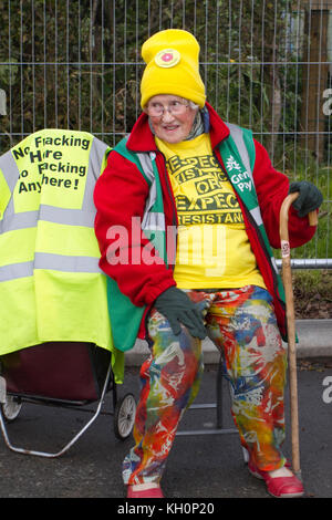 Blackpool, Lancashire, Regno Unito. Xi Nov, 2017.Fino a 200 manifestanti assemblati per Anti-Fracking Rally & marzo, a Maple Farm per una marcia di protesta per il Caudilla Fracking sperimentale sito di perforazione in Westby-con-Plumpton. Credito: MediaWorldImages/Alamy Live News Foto Stock