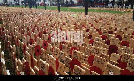 Londra, Regno Unito. 11 Nov 2017. Migliaia di croci piantate presso i campi della memoria dell'Abbazia di Westminster a Londra per ricordare gli uomini e le donne che hanno perso la vita in conflitto. Il 11 novembre 2017. La prima giornata ufficiale dell'armistizio si è tenuta il 11 novembre 1919 sui terreni di Buckingham Palace. Credit: david mbiyu/Alamy Live News Foto Stock