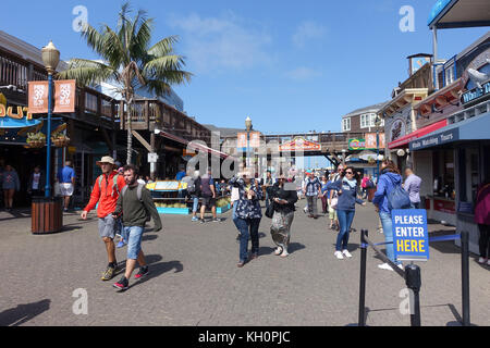 San Francisco, Stati Uniti. 14 Settembre 2017. Turisti e visitatori camminano lungo i vicoli del Pier 39 presso il Fisherman's Whard di San Francisco, Stati Uniti, il 14 settembre 2017. Il molo 39, che fa parte del Fisherman's Wharf, a nord di San Francisco, era un tempo molo. Oggi è piena di negozi di souvenir, giostre, ristoranti e un acquario. Credit: Alexandra Schuler/dpa/Alamy Live News Foto Stock