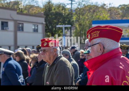 Glen Cove, Stati Uniti. Xi Nov, 2017. Veterano del giorno le cerimonie che si svolgono ogni anno alla 'Doughboy' statua al di fuori del Glen Cove libreria in Glen Cove, New York. Credito: sleepystock.com/Alamy Live News Foto Stock