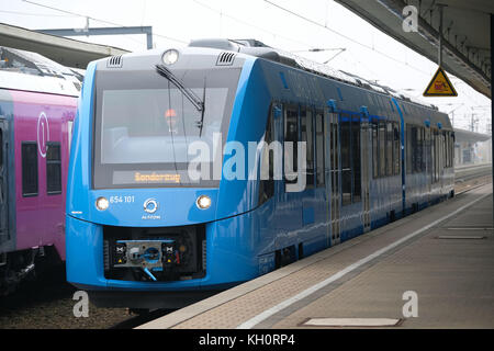 Wolfsburg, Germania. 9 nov, 2017. Un nuovo treno alimentato da celle a combustibile che trasformano idrogeno di electricty, arriva alla stazione ferroviaria in Wolfsburg, Germania, 9 novembre 2017. Il treno è previsto il servizio di collegamenti ferroviari in parti della Germania, tra gli altri luoghi anche in Bassa Sassonia. le sezioni del treno sono decorate con i simboli chimici. Credito: Peter steffen/dpa/alamy live news Foto Stock