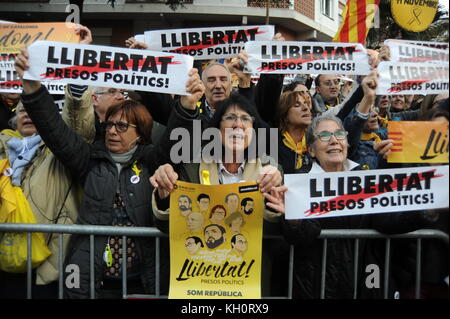 Barcellona,Cataluña. 11 novembre 2017. La dimostrazione in via marina per protestare contro la detenzione di pro-indipendenza catalana i leader politici e di rivendicazione per la liberazione di tutti i prigionieri politici. governo catalano furono imprigionati dopo la dichiarazione di indipendenza dallo Stato spagnolo. Credito: alberto paredes / alamy live news Foto Stock