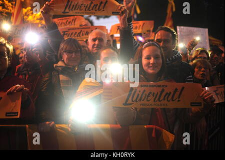 Barcellona,Cataluña. 11 novembre 2017. La dimostrazione in via marina per protestare contro la detenzione di pro-indipendenza catalana i leader politici e di rivendicazione per la liberazione di tutti i prigionieri politici. governo catalano furono imprigionati dopo la dichiarazione di indipendenza dallo Stato spagnolo. Credito: alberto paredes / alamy live news Foto Stock