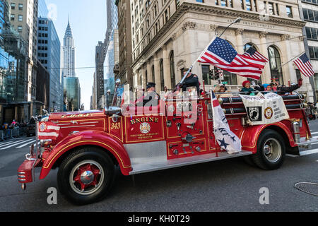 New York, Stati Uniti d'America, 11 Nov 2017. Vigili del fuoco di New York del motore 343, in onore delle vittime di 9/11, aziona attraverso della Quinta Avenue in New York durante il 2017 veterani parata del giorno . Foto di Enrique Shore/Alamy Live News Foto Stock