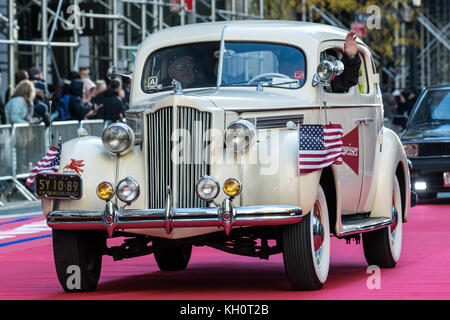 New York, Stati Uniti d'America, 11 Nov 2017. Un Packard dal 1939 partecipa al 2017 veterani parata del giorno attraverso New York's Fifth Avenue. Foto di Enrique Shore/Alamy Live News Foto Stock