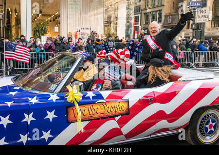 New York, Stati Uniti d'America, 11 Nov 2017. Ex astronauta e US Air Force guerra coreana veterano Buzz Aldrin onde da un immensa folla festante da un'annata cadillac all'inizio del 2017 i veterani parata del giorno . Il dott. Aldrin, uno dei primi due esseri umani a camminare sulla luna nel 1969, era il Grand Marshal della parata di quest'anno, foto di Enrique Shore/Alamy Live News Foto Stock