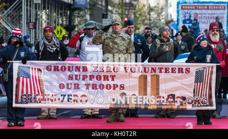 New York, Stati Uniti d'America, 11 Nov 2017. Ground Zero volontari salutiamo l'inno nazionale prima di iniziare la loro marcia attraverso della Quinta Avenue in New York durante il 2017 veterani parata del giorno . Foto di Enrique Shore/Alamy Live News Foto Stock