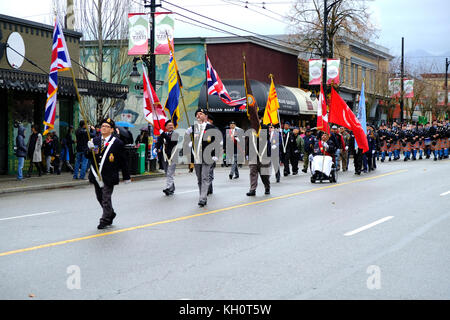 Veterani di Guerra e sostenitori marzo down unità commerciali nei pressi di grand view park, portando bandiere per il giorno del ricordo novembre 11th, 2017 nella città di Vancouver, Canada Foto Stock