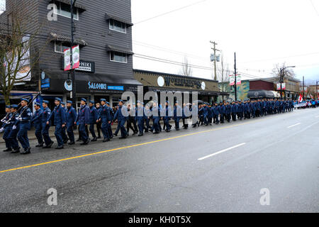 Veterani di Guerra e sostenitori marzo down unità commerciali nei pressi di grand view park, per giorno del ricordo novembre 11th, 2017 nella città di Vancouver, Canada Foto Stock