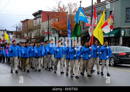 Veterani di Guerra e sostenitori marzo down unità commerciali nei pressi di grand view park, portando bandiere per il giorno del ricordo novembre 11th, 2017 nella città di Vancouver, Canada Foto Stock