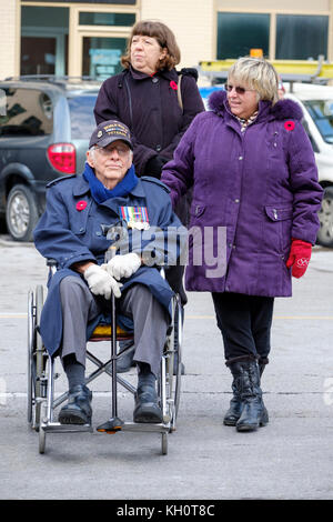 La II guerra mondiale il veterano decorato su una sedia a rotelle al Giorno del Ricordo parade di London, Ontario, Canada. Foto Stock