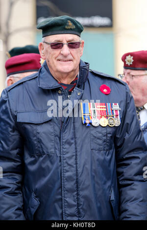 London, Ontario, Canada, 11 novembre 2017. Migliaia di londinesi si sono riuniti presso il restaurato il cenotafio in downtown Victoria Park per contrassegnare Giorno del Ricordo cerimonie. La manifestazione è stata segnata da una parata e la presenza di molti veterani che hanno combattuto nella guerra precedente. La città è il cenotafio fu riconsacrata nel settembre dopo un $475,000 restauro. Credito: Rubens Alarcon/Alamy Live News Foto Stock