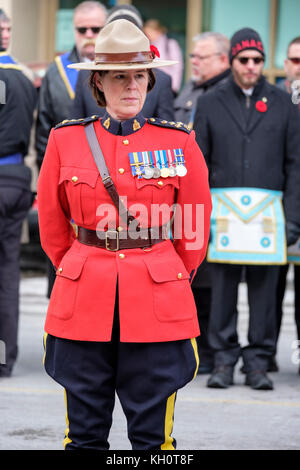 London, Ontario, Canada, 11 novembre 2017. Migliaia di londinesi si sono riuniti presso il restaurato il cenotafio in downtown Victoria Park per contrassegnare Giorno del Ricordo le cerimonie, onorando militari di uomini e donne. La manifestazione è stata segnata da una parata e la presenza di molti veterani che hanno combattuto nella guerra precedente. La città è il cenotafio fu riconsacrata nel settembre dopo un $475,000 restauro. Credito: Rubens Alarcon/Alamy Live News Foto Stock