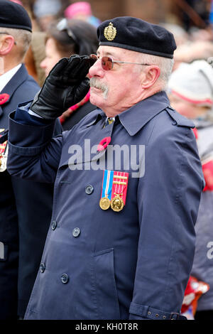 London, Ontario, Canada, 11 novembre 2017. Migliaia di londinesi si sono riuniti presso il restaurato il cenotafio in downtown Victoria Park per contrassegnare Giorno del Ricordo cerimonie. La manifestazione è stata segnata da una parata e la presenza di molti veterani che hanno combattuto nella guerra precedente. La città è il cenotafio fu riconsacrata nel settembre dopo un $475,000 restauro. Credito: Rubens Alarcon/Alamy Live News Foto Stock
