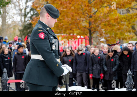 London, Ontario, Canada, 11 novembre 2017. Migliaia di londinesi si sono riuniti presso il restaurato il cenotafio in downtown Victoria Park per contrassegnare Giorno del Ricordo cerimonie. La manifestazione è stata segnata da una parata e la presenza di molti veterani che hanno combattuto nella guerra precedente. La città è il cenotafio fu riconsacrata nel settembre dopo un $475,000 restauro. Credito: Rubens Alarcon/Alamy Live News Foto Stock