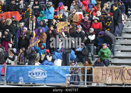 London, Ontario, Canada, Novembre, XI 2017. TD Waterhouse Stadium casa dei Mustangs occidentali, ha ospitato la Yates coppa oggi. Western(1) hanno continuato la loro perfetta record con una decima vittoria consecutiva su Laurier(2) in Yates finale di coppa. Il gioco è stato vicino dopo metà tempo ma Western dominato il terzo e il quarto trimestre con un 75-32 win per vincere la Coppa a Yates. Luca Durda/Alamy Live News Foto Stock
