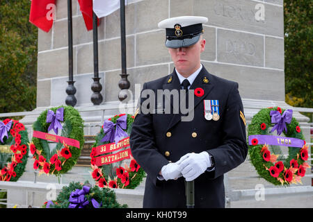 London, Ontario, Canada, 11 novembre 2017. Migliaia di londinesi si sono riuniti presso il restaurato il cenotafio in downtown Victoria Park per contrassegnare Giorno del Ricordo cerimonie. La manifestazione è stata segnata da una parata e la presenza di molti veterani che hanno combattuto nella guerra precedente. La città è il cenotafio fu riconsacrata nel settembre dopo un $475,000 restauro. Credito: Rubens Alarcon/Alamy Live News Foto Stock