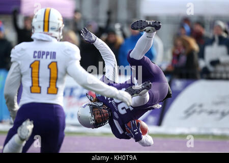 London, Ontario, Canada, Novembre, XI 2017. TD Waterhouse Stadium casa dei Mustangs occidentali, ha ospitato la Yates coppa oggi. Western(1) hanno continuato la loro perfetta record con una decima vittoria consecutiva su Laurier(2) in Yates finale di coppa. Il gioco è stato vicino dopo metà tempo ma Western dominato il terzo e il quarto trimestre con un 75-32 win per vincere la Coppa a Yates. Luca Durda/Alamy Live News Foto Stock