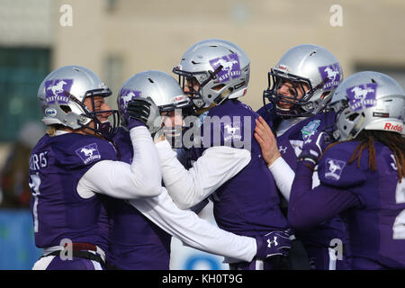 London, Ontario, Canada, Novembre, XI 2017. TD Waterhouse Stadium casa dei Mustangs occidentali, ha ospitato la Yates coppa oggi. Western(1) hanno continuato la loro perfetta record con una decima vittoria consecutiva su Laurier(2) in Yates finale di coppa. Il gioco è stato vicino dopo metà tempo ma Western dominato il terzo e il quarto trimestre con un 75-32 win per vincere la Coppa a Yates. Luca Durda/Alamy Live News Foto Stock