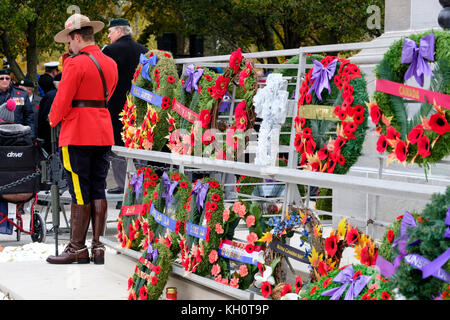 London, Ontario, Canada, 11 novembre 2017. Migliaia di londinesi si sono riuniti presso il restaurato il cenotafio in downtown Victoria Park per contrassegnare Giorno del Ricordo cerimonie. La manifestazione è stata segnata da una parata e la presenza di molti veterani che hanno combattuto nella guerra precedente. La città è il cenotafio fu riconsacrata nel settembre dopo un $475,000 restauro. Credito: Rubens Alarcon/Alamy Live News Foto Stock