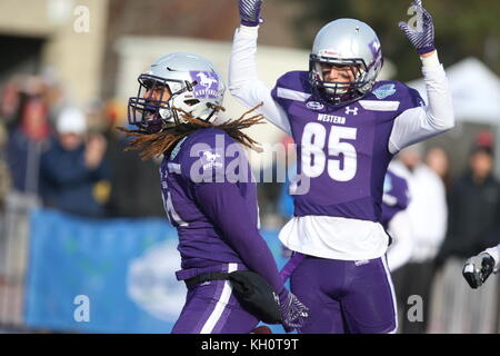 London, Ontario, Canada, Novembre, XI 2017. TD Waterhouse Stadium casa dei Mustangs occidentali, ha ospitato la Yates coppa oggi. Western(1) hanno continuato la loro perfetta record con una decima vittoria consecutiva su Laurier(2) in Yates finale di coppa. Il gioco è stato vicino dopo metà tempo ma Western dominato il terzo e il quarto trimestre con un 75-32 win per vincere la Coppa a Yates. Luca Durda/Alamy Live News Foto Stock