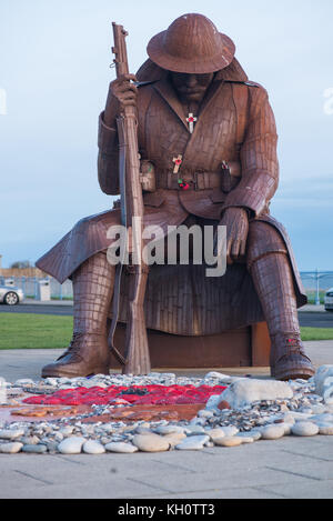 12 novembre 2017. Seaham, Sunderland, UK. 1101 è una statua in acciaio sul lungomare Seaham scolpito da Ray Lonsdale. Esso raffigura un stanco della guerra soldato nei primi minuti dopo la fine della prima guerra mondiale. Credit Robert Smith / AlamyLiveNews Foto Stock