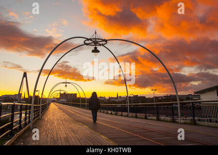 Southport, Merseyside Regno Unito Meteo. 12 Novembre, 2017. Il freddo luminosa partenza dopo una notte di pioggia. Forti venti del nord della pastella la costa nord-ovest portando le basse temperature invernali. Ulteriori wintery docce sono probabili. Credt.MediaWorldImages/AlamyLiveNews. Foto Stock