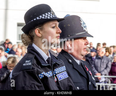 Eastbourne east sussex, Regno Unito. 12 novembre, 2017. Ricordo domenica, la gente locale si riuniscono per commemorare coloro che sono morti durante entrambi i mondi del mondo e nei conflitti del passato e del presente. Credito: Alan fraser/alamy live news Foto Stock