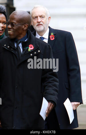 Londra, Regno Unito. 12th Nov 2017. Jeremy Corbyn arriva per il servizio annuale Remembrance Day attraverso Downing Street in rotta per Cenotaph, Londra, Regno Unito il 12th novembre 2017. Credit: Tejas Sandhu/Alamy Live News Foto Stock