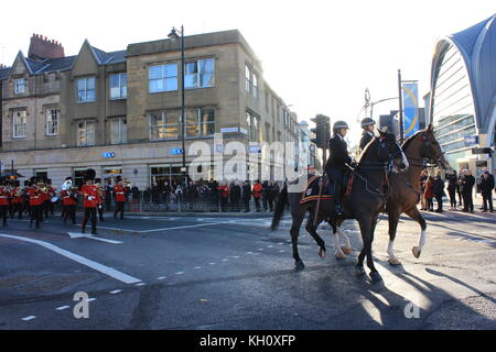 Newcastle, Regno Unito. Xii Nov, 2017. I veterani, truppe banda del Reggimento Royal Fusiliers, Lord-Lieutenant prendere parte in ricordo domenica Parade & Corona recante al Memoriale di guerra vecchio Eldon Square, Newcastle upon Tyne, Regno Unito Novembre 12th, 2017. David Whinham/Alamy Live News credito: Foto Stock