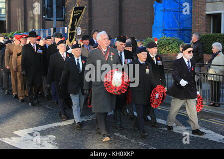 Newcastle, Regno Unito. Xii Nov, 2017. I veterani, truppe banda del Reggimento Royal Fusiliers, Lord-Lieutenant prendere parte in ricordo domenica Parade & Corona recante al Memoriale di guerra vecchio Eldon Square, Newcastle upon Tyne, Regno Unito Novembre 12th, 2017. David Whinham/Alamy Live News credito: Foto Stock