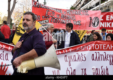 Atene, Grecia, 12 novembre 2017. La gente dà il benvenuto ai bambini e alle madri pakistane all'inizio delle lezioni della scuola domenicale della comunità pakistana ad Atene, in Grecia. Crediti: Nicolas Koutsokostas/Alamy Live News. Foto Stock