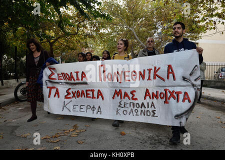 Atene, Grecia, 12 novembre 2017. La gente dà il benvenuto ai bambini e alle madri pakistane all'inizio delle lezioni della scuola domenicale della comunità pakistana ad Atene, in Grecia. Crediti: Nicolas Koutsokostas/Alamy Live News. Foto Stock