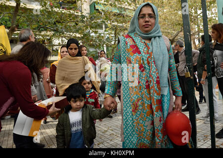 Atene, Grecia, 12 novembre 2017. I bambini pakistani e madri arrivare alla comunità pakistane domenica scuola per l'inizio delle lezioni in Atene in Grecia. Credito: nicolas koutsokostas/alamy live news. Foto Stock