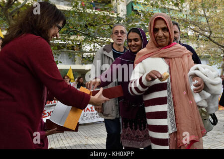 Atene, Grecia, 12 novembre 2017. I pakistani che vivono in Grecia arrivano alla scuola domenicale della comunità pakistana per l'inizio delle lezioni ad Atene, in Grecia. Crediti: Nicolas Koutsokostas/Alamy Live News. Foto Stock