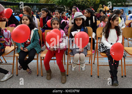 Atene, Grecia, 12 novembre 2017. I bambini pakistani partecipano alla cerimonia di apertura presso la scuola domenicale della comunità pakistana prima dell'inizio delle lezioni ad Atene, in Grecia. Crediti: Nicolas Koutsokostas/Alamy Live News. Foto Stock