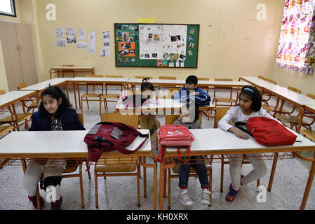 Atene, Grecia, 12 novembre 2017. I bambini pakistani all'interno di una classe della comunità pakistane domenica scuola aspettano l'inizio delle lezioni in Atene in Grecia. Credito: nicolas koutsokostas/alamy live news. Foto Stock