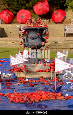 I ragazzi della scuola media locale hanno fatto di papaveri da creta per decorare una zona di Southend's Cliff Gardens per ricordo domenica Foto Stock