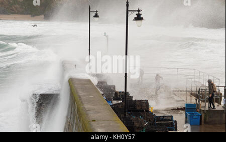 Newquay, Regno Unito. Xii Nov, 2017. Meteo REGNO UNITO settentrionale mare mosso pound Cornish Coast disegno spettatori e i più temerari.12th, novembre 2017 Robert Taylor/Alamy live news, Newquay Cornwall, Regno Unito. Credito: Robert Taylor/Alamy Live News Foto Stock