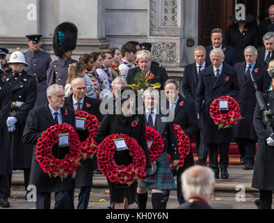 Londra, 12 novembre 2017 il primo ministro e il leader dell'oppostion presso il servizio nazionale di ricordo presso il Cenotafio, Whitehall, Londra. Foto Stock