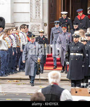 Londra, 12 novembre 2017 S.A.R. il Principe Carlo nella sua raf uniforme, al servizio nazionale di ricordo presso il Cenotafio, Whitehall, Londra. Foto Stock