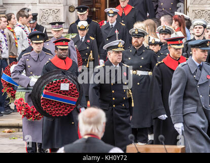 Londra, 12 novembre 2017 hrh S.A.R. il principe Andréj in uniforme militare con il duca di Cambridge e S.A.R. il principe Harry di watles al servizio nazionale di ricordo presso il Cenotafio, Whitehall, Londra. Foto Stock