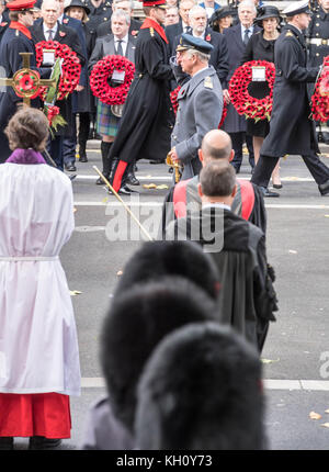 Londra, 12 novembre 2017 hrh pricne charles saluta a til servizio nazionale del ricordo presso il Cenotafio, Whitehall, Londra. Foto Stock