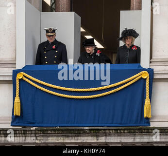 Londra, 12 novembre 2017 S.A.R. il Principe Filippo, (sinistra) hr la regina e la duchessa di Cornovaglia presso il servizio nazionale di ricordo presso il Cenotafio, Whitehall, Londra. Foto Stock