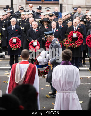 Londra, 12 novembre 2017 S.A.R. il Principe di Galles con la sua wrieth presso il servizio nazionale di ricordo presso il Cenotafio, Whitehall, Londra. Foto Stock