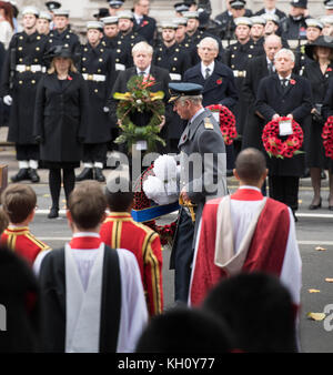 Londra, 12 novembre 2017 S.A.R. il Principe di Galles con la sua corona al servizio nazionale di ricordo presso il Cenotafio, Whitehall, Londra. Foto Stock